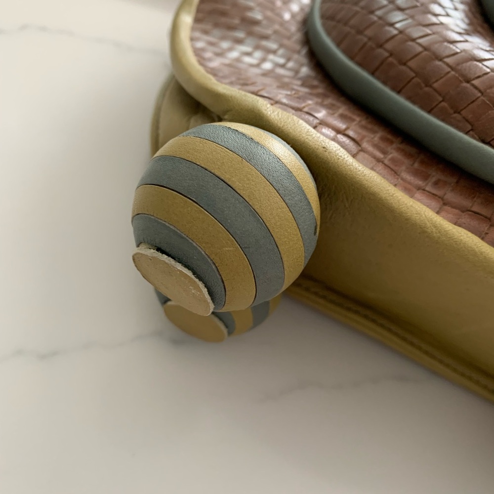 Vintage Carol Hearty Escargot Leather crossbody bag with intricate detail. - Picture 6 of 15